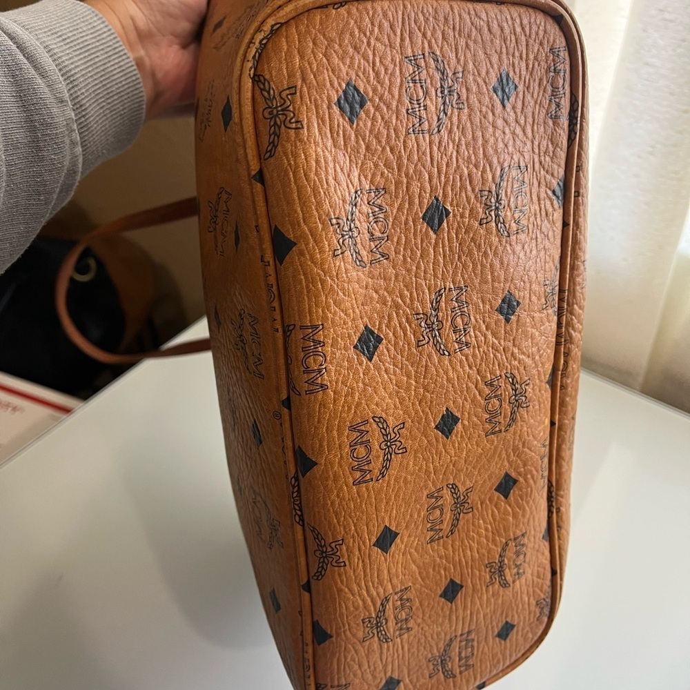 MCM COGNAC VISETOS SMALL ZIPPERED TOTE - Picture 5 of 15